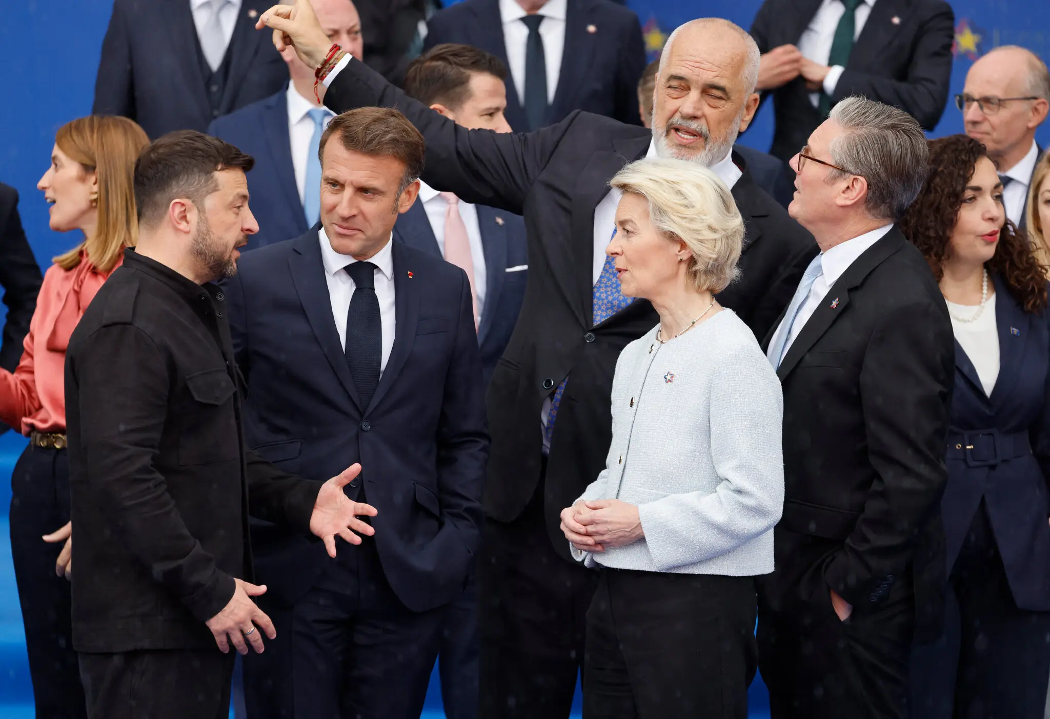 Урсула фон дер Ляєн (у центрі), президент виконавчого органу ЄС, розмовляє з президентом України Володимиром Зеленським та президентом Франції Еммануелем Макроном на саміті в Албанії минулого тижня